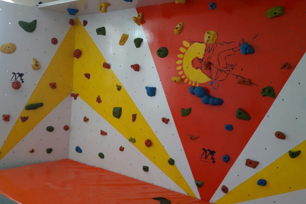دیواره سنگنوردی مرکز بازی کودک یزد